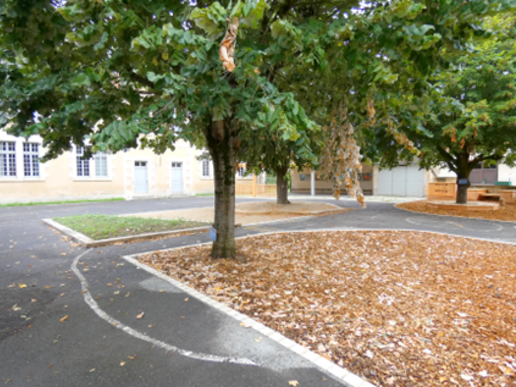 Surface débitumée infiltrante dans la cour d’école de Ruffec (photo : G. Dézécot)